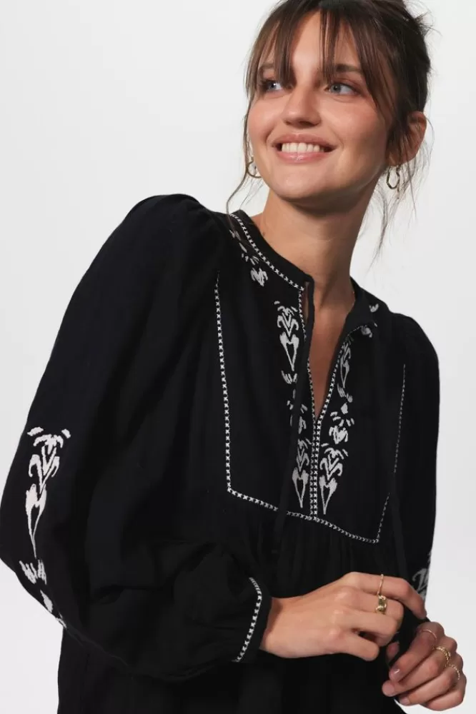 Dames Blouses-EBlouseMetEmbroideryDetails