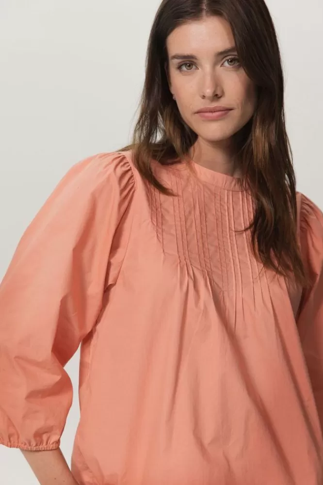 Dames Blouses-LichtOranjePoplinBlouseMetPintuckDetail