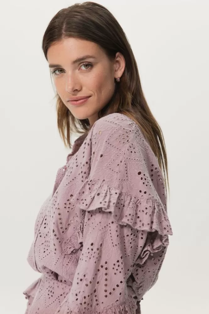 Dames Blouses-PaarseBlouseMetBroderieAnglaiseEnRuffleDetails